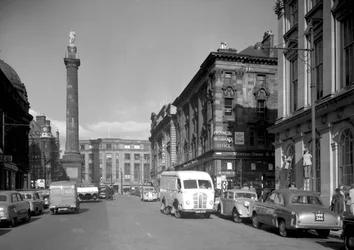 Vue vers Grey Street en direction du Monument de Grey, Newcastle upon Tyne, octobre 1955